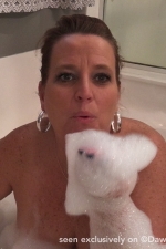 dawn-marie-selfie-tub-f002